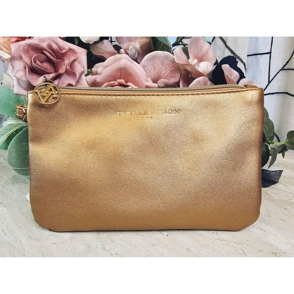 🔥$5/$25 Adrienne Vittadini Gold Metallic Clutch Wristlet With Logo Charm - Picture 3 of 9